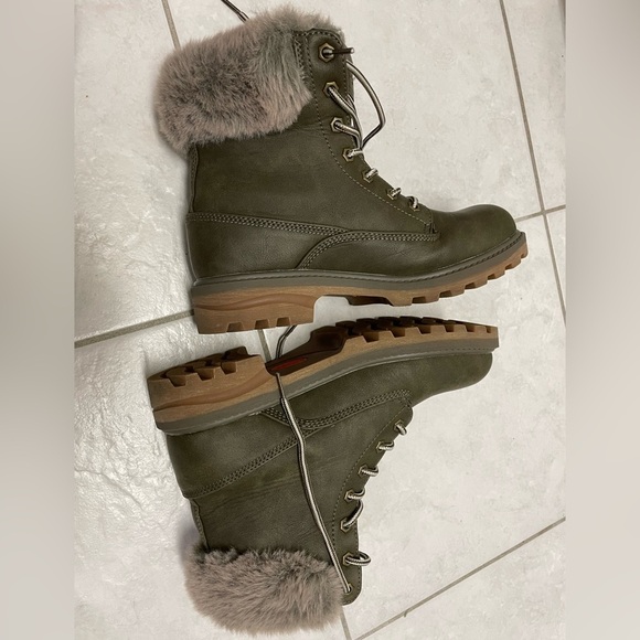 Lugz “Empire” water resistant boots with faux fur trim - Picture 7 of 9